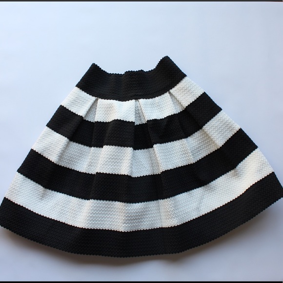 Xhilaration Dresses & Skirts - Black & White Skirt